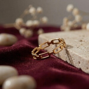 Gemring | Minimalistisk kedjelänkring | Pekfingerring | Statement-länkring | Moderna gemsmycken | Elegant kedjering