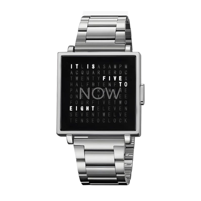 Peut inclure: Montre-bracelet argent&eacute;e avec un cadran carr&eacute; noir affichant l'heure en mots. La montre a un bracelet en acier inoxydable et un bouton sur le c&ocirc;t&eacute;. Le mot "NOW" est affich&eacute; en &eacute;vidence sur le cadran.