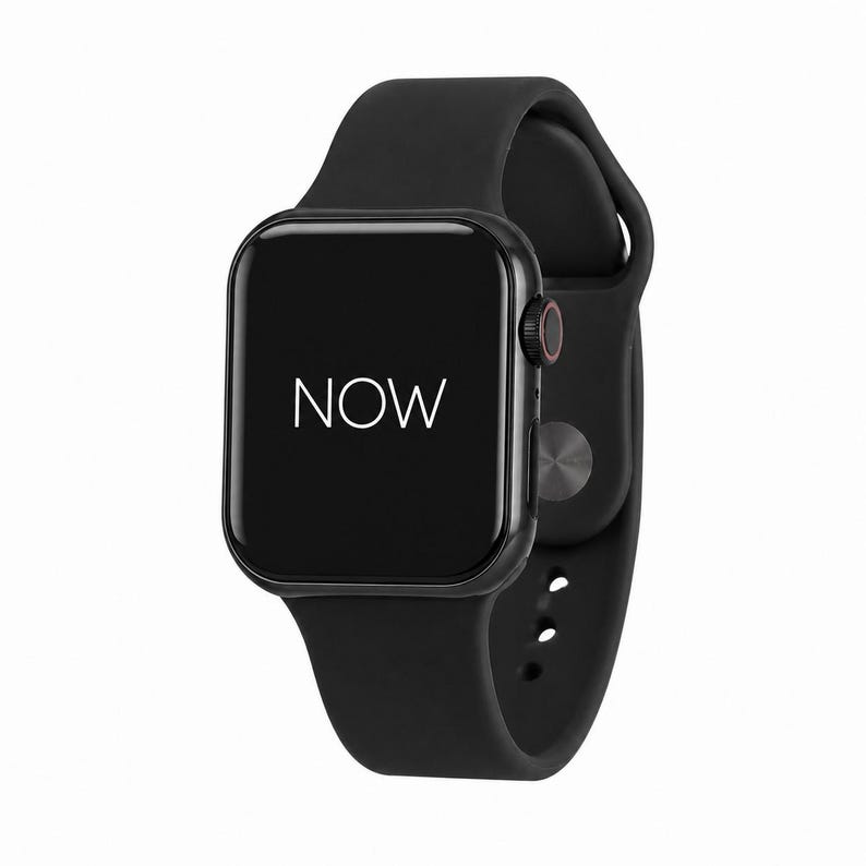 Puede incluir: Un reloj inteligente negro con una pantalla rectangular que muestra la palabra "NOW" en blanco. El reloj tiene una correa negra y una carcasa negra con un acento rojo en el bot&oacute;n lateral. El reloj se muestra sobre un fondo blanco.