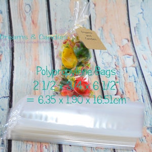 Puede incluir: Un paquete de bolsas de plástico transparentes con una etiqueta que dice "Dreams and Candies". Las bolsas miden 2 1/2 x 3/4 x 6 1/2 pulgadas y 6,35 x 1,90 x 16,51 cm.