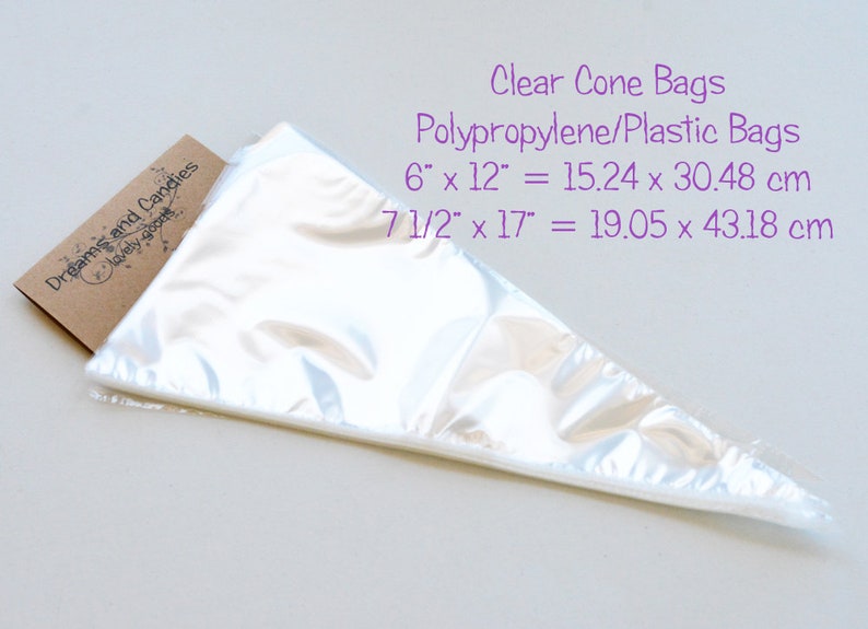 Pu&ograve; includere: Buste di plastica trasparenti a forma di cono realizzate in polipropilene. Le buste misurano 6 pollici per 12 pollici, ovvero 15,24 centimetri per 30,48 centimetri. Sono disponibili anche in una misura pi&ugrave; grande, 7 1/2 pollici per 17 pollici, ovvero 19,05 centimetri per 43,18 centimetri.