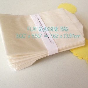 Pode incluir: Um pacote de 10 sacos planos de papel vegetal de cor marfim, 3.00" x 5.50" = 7.62 x 13.97cm, para embalar itens pequenos.