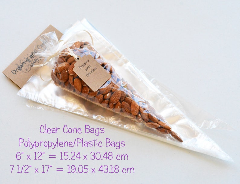 Pu&ograve; includere: Buste a cono trasparenti in plastica per confezionare piccoli regali o dolcetti. Le buste sono in polipropilene e sono disponibili in due misure: 15,24 cm x 30,48 cm e 19,05 cm x 43,18 cm. L'immagine mostra una busta piena di mandorle e un'etichetta di carta marrone su cui &egrave; scritto "Dreams and Candies".