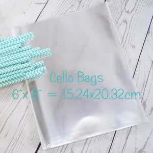 Puede incluir: Bolsas de celofán transparentes con el texto "Cello Bags" y medidas de 6" x 8" = 15,24 x 20,32 cm. Un paquete de pajitas de papel con estampado de chevron turquesa y blanco es visible a la izquierda.