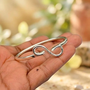 Brazalete de plata de ley con nudo infinito / Pulsera minimalista de alambre, joyería artesanal para el día a día.