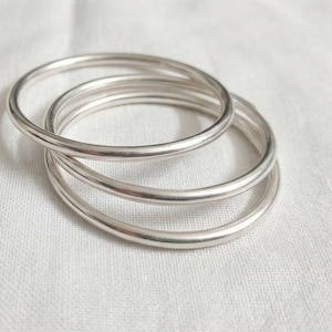 Conjunto de 3 brazaletes de plata / Pulsera entrelazada / Joyería minimalista para el día a día