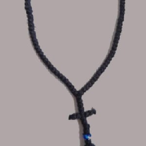 Könnte beinhalten: Dunkelmarineblaue Rosenkranzkette mit Kreuzanhänger und Quaste. Die Halskette hat kleine blaue Perlen und besteht aus einem gewebten Material. Das Kreuz ist ein schlichtes, klassisches Design.