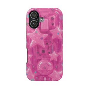 Puede incluir: Una funda de smartphone rosa translúcida con acabado brillante y un patrón de estrellas acolchadas en relieve. El diseño incorpora componentes electrónicos internos visibles, incluyendo un elemento circular y varias piezas de circuito impreso.