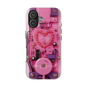 Könnte beinhalten: Eine transparente Handyhülle mit einem rosa Leiterplattendesign, einem Herz aus kleinen roten Perlen, zwei Cherub-Illustrationen und verschiedenen elektronischen Bauteilen wie Widerständen, einem schwarzen Mikrochip und violetten Akzenten.