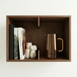Può includere: Un set di tre tazze in ceramica con finitura opaca e macchiettata. Le tazze sono nei toni del crema, grigio chiaro e grigio scuro. Ogni tazza ha un design semplice e minimalista e un manico arrotondato.