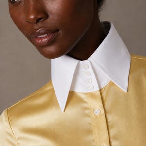 Camicia da donna con collo alto, 4 bottoni, in raso dorato lucido, ideale per feste, con colletto alto a punta e polsini bianchi.
