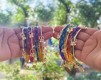 Brazaletes de cristal multicolor de Cachemira con detalles de cascabeles dorados, joyería nupcial festiva.