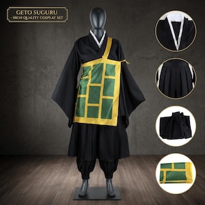 Può includere: Set di costumi cosplay neri con una fascia a fantasia verde e oro. Il costume comprende una veste nera, pantaloni e una maglietta bianca. Il testo sull'immagine recita "GETO SUGURU - HIGH QUALITY COSPLAY SET."