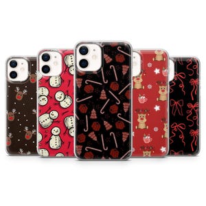 Könnte beinhalten: Fünf Smartphone-Hüllen mit weihnachtlichen Mustern. Die erste ist dunkelbraun mit Rentieren, die zweite rot mit Schneemännern, die dritte schwarz mit Zuckerstangen und Geschenken, die vierte rot mit Rentieren und Kakao und die fünfte schwarz mit roten Schleifen.
