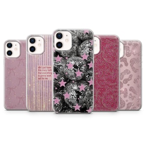 Op de afbeelding: Vijf smartphonehoesjes op een rij. De eerste heeft roze strikjes, de tweede verticale lijnen en de tekst 'idk i just have this crazy faith that everything is gonna work out for me', de derde discoballen met roze sterren, de vierde een bloemenpatroon en de vijfde een roze glitterende luipaardprint.