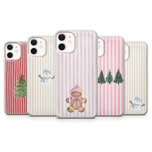 Könnte beinhalten: Fünf transparente Smartphone-Hüllen mit vertikal gestreiften Hintergründen in Rot, Beige und Rosa. Die Motive zeigen einen grünen Weihnachtsbaum, einen Schneemann mit blauem Schal, ein Lebkuchenmännchen mit rosa Mütze und Schleife sowie drei Tannen.