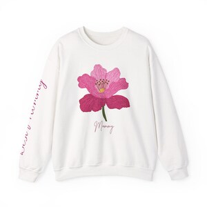 Rosa tröja med broderad blomillustration och rund hals | Mamma-skrift på ärmen | Mammapresent