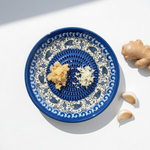 Plato rallador de ajo de cerámica turca hecho a mano, plato rallador de jengibre con diseño azul