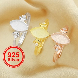 Puede incluir: Tres anillos de plata con un diseño de luna creciente y una piedra ovalada transparente. Los anillos son de plata, oro y oro rosa.