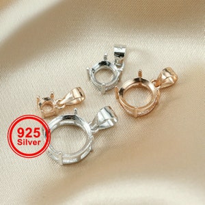 Può includere: Tre montature per ciondolo in argento e oro per la creazione di gioielli. Le montature sono rotonde e hanno una finitura liscia. Le montature sono in argento 925.