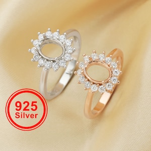 Puede incluir: Dos anillos con un engaste redondo abierto rodeado de pequeñas piedras transparentes. El anillo de la izquierda es de plata y el anillo de la derecha es de oro rosa. El texto "925 Silver" es visible en la esquina inferior izquierda de la imagen.