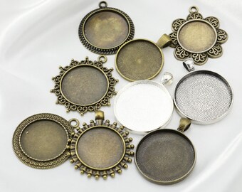 Op de afbeelding: Assortiment van ronde metalen hanger-schalen met verschillende decoratieve randen. De schalen zijn in verschillende tinten brons en zilver.