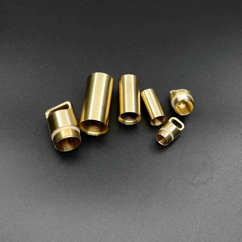 Puede incluir: Cinco contenedores de metal dorado de diferentes tama&ntilde;os. Los contenedores son cil&iacute;ndricos y tienen un acabado liso y brillante.