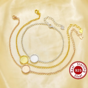 Könnte beinhalten: Drei silberne Kettenarmbänder mit runden, klaren Glasanhängern. Die Armbänder sind übereinander gelegt und haben an jedem Ende einen Herzanhänger. Der Text "Real 925 Sterling Silver" befindet sich auf einem roten Etikett.