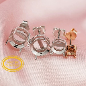Op de afbeelding: Drie zilveren oorbelbevestigingen met een ronde bezel, en één gouden oorbelbevestiging met een ronde bezel. De bevestigingen zijn voor het maken van aangepaste oorbel.