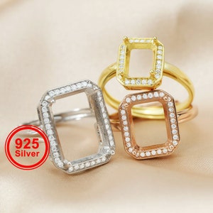 Może przedstawiać: Trzy pierścionki z kwadratowym oprawą, każdy pierścionek jest z innego metalu: srebra, złota i różowego złota. Każda oprawa jest otoczona małymi, przezroczystymi kamieniami.