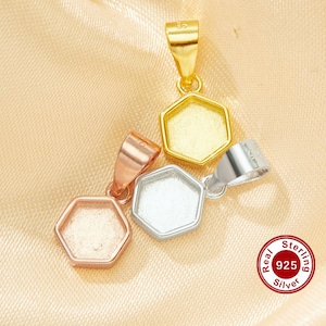 Può includere: Tre pendenti esagonali in oro, argento e oro rosa. I pendenti sono in argento sterling e hanno una finitura liscia e lucida.  Argento sterling 925 vero.