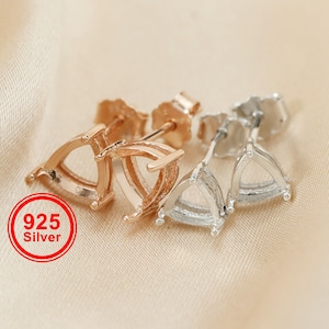 Op de afbeelding: Twee paar driehoekige oorbelbevestigingen, één paar is zilver en het andere is roségoud. De bevestigingen zijn gemaakt van 925 zilver.