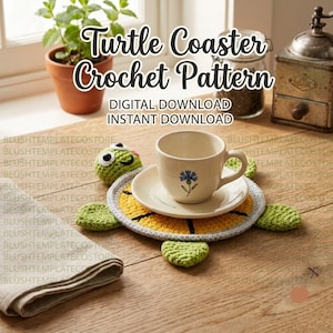 Puede incluir: Un posavasos de ganchillo con forma de tortuga, con caparazón amarillo y cabeza y aletas de color verde claro. Una taza y un plato de cerámica blanca con un diseño de flor azul descansan sobre él. El texto dice Turtle Coaster Crochet Pattern.