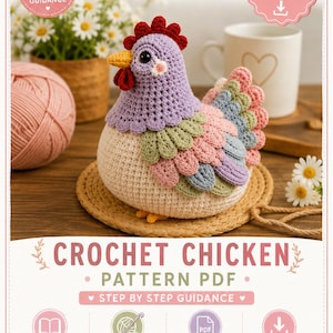 Könnte beinhalten: Eine Häkelanleitung für ein Huhn als PDF mit einem lavendelfarbenen Kopf, rotem Kamm und Kehllappen, gelbem Schnabel und einem Körper mit geschichteten pastellfarbenen rosa, grünen und blauen Federn. Der Text lautet Blush Template Co Store, Crochet Chicken Pattern PDF.