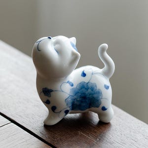 Adorable ceramic Cat Figurine ：Hand-Painted Home Decor | Cat Lover Gift | Small Pet Desk Top