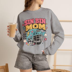 Sin Bin Mom Rundhals-Sweatshirt | Retro-Hockeyhelm-Grafik