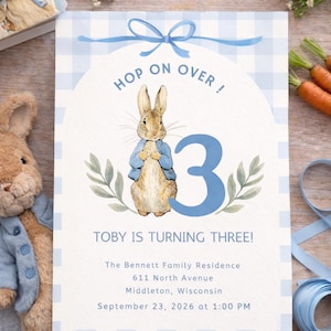 Peut inclure: Une invitation à carreaux bleus et blancs avec le texte "Hop on Over !" et "Toby is Turning Three !" présente une illustration à l'aquarelle d'un lapin portant une veste bleue. Le chiffre "3" est en bleu.