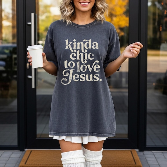 Kinda Chic To Love Jesus Shirt | Retro Christian Graphic Tee | Trendy Faith T-Shirt for Women | Aesthetic Jesus Apparel