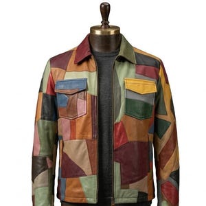 Peut inclure: Veste en cuir patchwork multicolore, avec fermeture éclair et deux poches poitrine. La veste présente une variété de couleurs, dont le rouge, le bleu, le vert et le marron. La veste est présentée sur un mannequin.