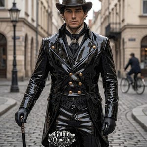 Puede incluir: Una levita de charol negro con botones dorados, un sombrero de copa a juego, guantes negros y un corbatín con un alfiler decorativo. El conjunto incluye un chaleco estampado y pantalones. El texto Gothic Dynasty es visible abajo al centro.
