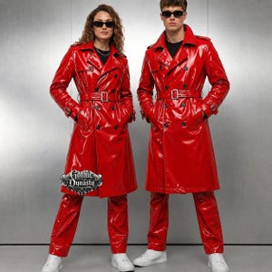 Könnte beinhalten: Ein leuchtend roter Trenchcoat mit glänzender Lackoptik, zweireihiger Knopfleiste, passendem Taillengürtel mit silberner Schnalle und Schulterklappen. Dazu werden eine passende rote Lackhose und weiße Sneaker getragen.