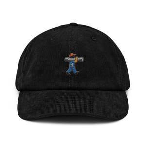 Könnte beinhalten: Schwarze Cord-Baseballkappe mit gebogenem Schirm. Die Kappe hat eine gestickte Cartoon-Grafik eines Bauarbeiters, der ein Rohr trägt. Der Arbeiter trägt einen roten Hut und blaue Latzhosen.