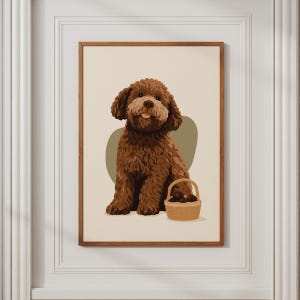 Puede incluir: Una lámina de arte enmarcada que muestra a un perro marrón de pelo rizado sentado junto a una pequeña cesta tejida llena de objetos redondos oscuros. La ilustración se sitúa sobre un fondo crema con una forma ovalada verde oliva detrás.