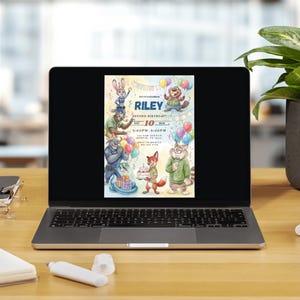 Pu&ograve; includere: Un laptop mostra un colorato invito di compleanno con personaggi di animali dei cartoni animati. L'invito recita "Riley Second Birthday!" con i dettagli dell'evento. Il laptop &egrave; su una scrivania di legno con forniture per ufficio e una pianta in vaso.