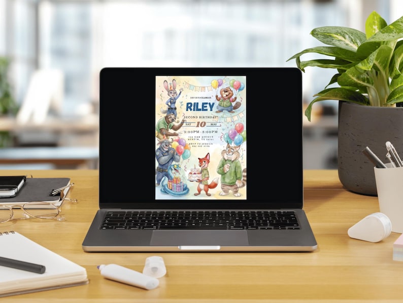 Pu&ograve; includere: Un laptop mostra un colorato invito di compleanno con personaggi di animali dei cartoni animati. L'invito recita "Riley Second Birthday!" con i dettagli dell'evento. Il laptop &egrave; su una scrivania di legno con forniture per ufficio e una pianta in vaso.