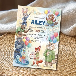 Pu&ograve; includere: Un colorato invito di compleanno con personaggi dei cartoni animati di Zootopia. L'invito include il nome "Riley", la data, l'ora e il luogo della festa. Il design include palloncini, coriandoli e vari personaggi di Zootopia.