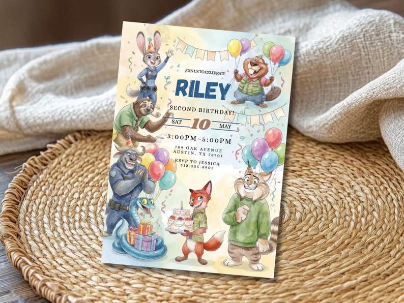 Pu&ograve; includere: Un colorato invito di compleanno con personaggi dei cartoni animati di Zootopia. L'invito include il nome "Riley", la data, l'ora e il luogo della festa. Il design include palloncini, coriandoli e vari personaggi di Zootopia.