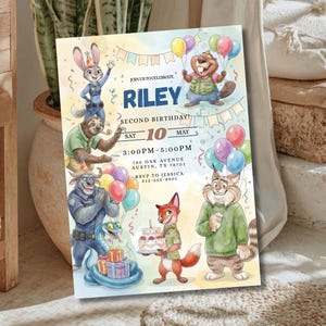 Pu&ograve; includere: Un colorato invito di compleanno con personaggi di animali dei cartoni animati. L'invito include il nome "RILEY", la data "SAB 10 MAG" e l'ora "15:00-17:00". L'invito include anche l'indirizzo e le informazioni RSVP.