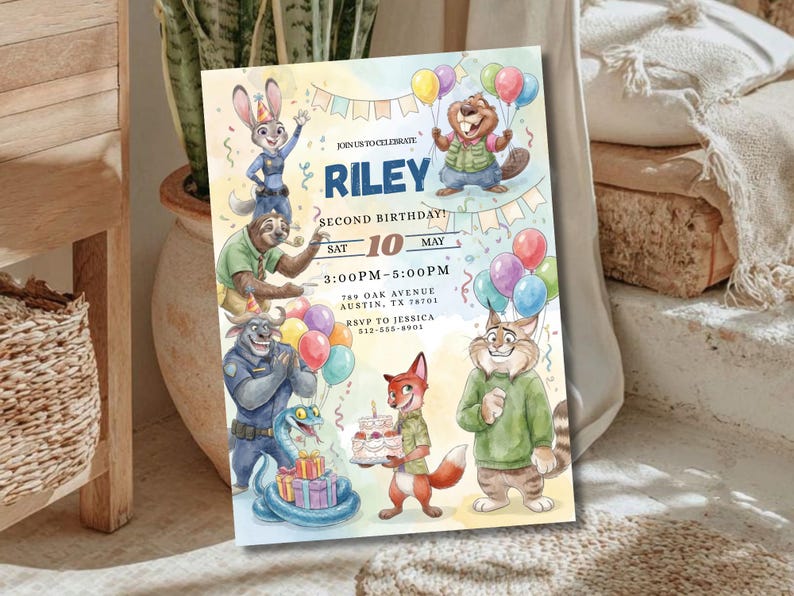 Pu&ograve; includere: Un colorato invito di compleanno con personaggi di animali dei cartoni animati. L'invito include il nome "RILEY", la data "SAB 10 MAG" e l'ora "15:00-17:00". L'invito include anche l'indirizzo e le informazioni RSVP.