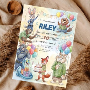 Pu&ograve; includere: Un colorato invito di compleanno con personaggi di animali dei cartoni animati. L'invito recita "Riley Second Birthday!" con i dettagli dell'evento. Il design include palloncini, striscioni e il testo "Join us to celebrate".